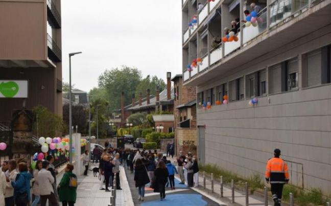 Estreno de la peatonalización de la calle, con globos en los balcones.