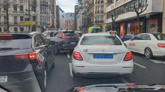 Imagen de archivo atasco Bilbao. Deia. 