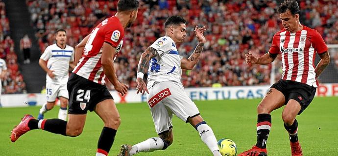 De la Fuente, en la imagen tratando de regatear a Dani García, volvió a ser titular ayer en Bilbao por segunda jornada consecutiva. Foto: Efe