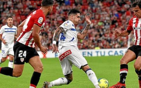 De la Fuente, en la imagen tratando de regatear a Dani García, volvió a ser titular ayer en Bilbao por segunda jornada consecutiva. Foto: Efe