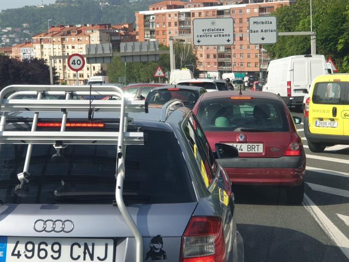 Caravana de coches en la entrada a Bilbao por San Adrián