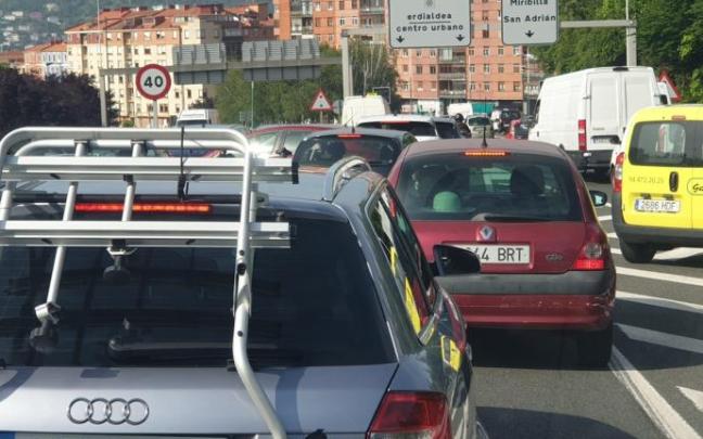 Caravana de coches en la entrada a Bilbao por San Adrián Caravana de coches en la entrada a Bilbao por San Adrián