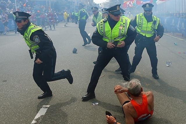 Varios policías en el momento del ataque en 2013.