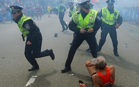 Varios policías en el momento del ataque en 2013.