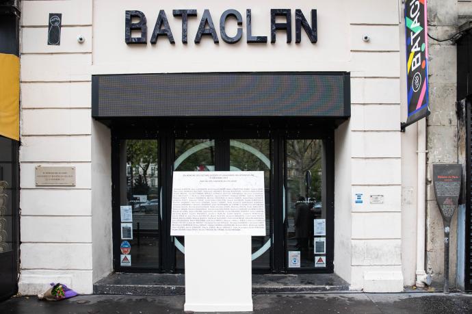 Homenaje a las víctimas del 13-N ante la sala Bataclan.