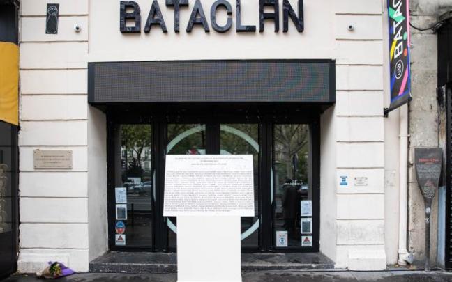 Homenaje a las víctimas del 13-N ante la sala Bataclan.