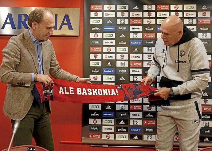 Félix Fernández y Neven Spahija en el Buesa Arena. Foto: Josu Chavarri