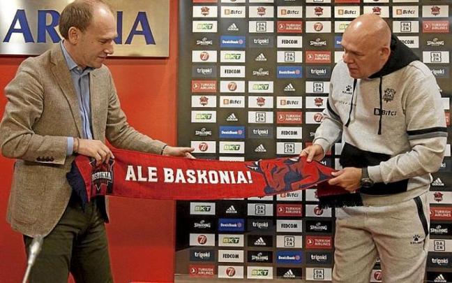 Félix Fernández y Neven Spahija en el Buesa Arena. Foto: Josu Chavarri