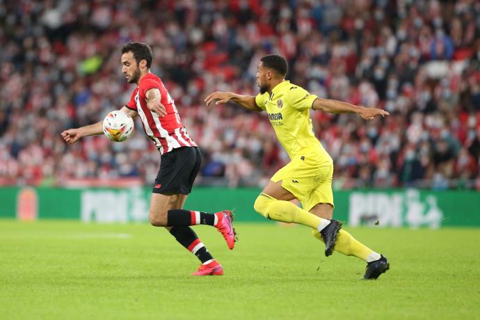 Iñigo Lekue conduce el balón en presencia de Danjuma.