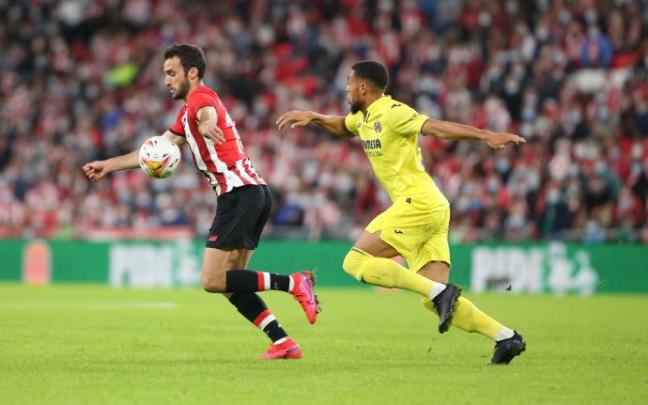 Iñigo Lekue conduce el balón en presencia de Danjuma.
