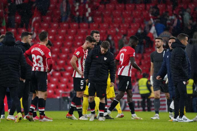 Varios jugadores del Athletic, cabizbajos tras la derrota del viernes en el partido ante el Cádiz disputado en San Mamés.