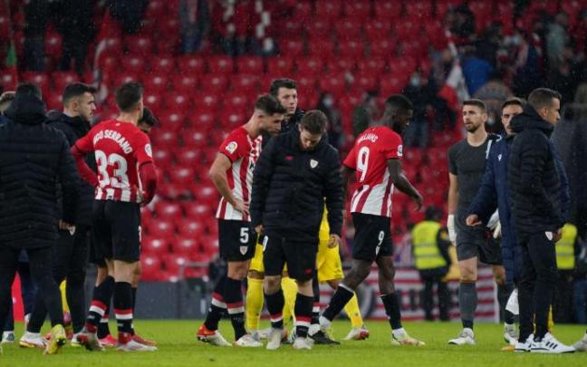 Varios jugadores del Athletic, cabizbajos tras la derrota del viernes en el partido ante el Cádiz disputado en San Mamés.