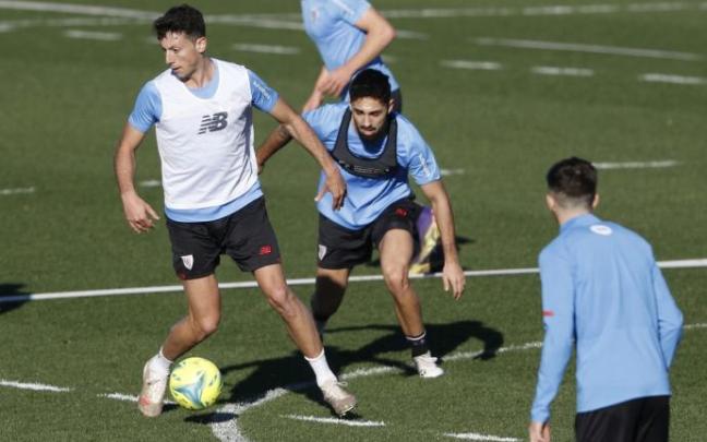Peru Nolaskoain corre ante Vesga en un entrenamiento Peru Nolaskoain corre ante Vesga en un entrenamiento