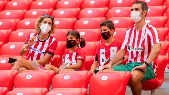 Una familia viendo el derbi Athletic-Real en San Mamés.