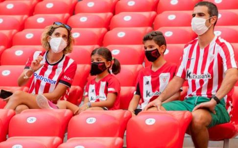 Una familia viendo el derbi Athletic-Real en San Mamés. Una familia viendo el derbi Athletic-Real en San Mamés.