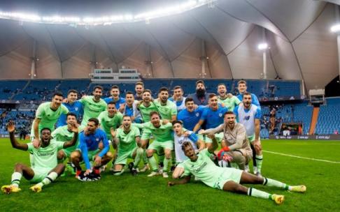 Los jugadores del Athletic celebran sobre el césped el pase a la final de la Supercopa tras vencer al Atlético de Madrid. Los jugadores del Athletic celebran sobre el césped el pase a la final de la Supercopa tras vencer al Atlético de Madrid.