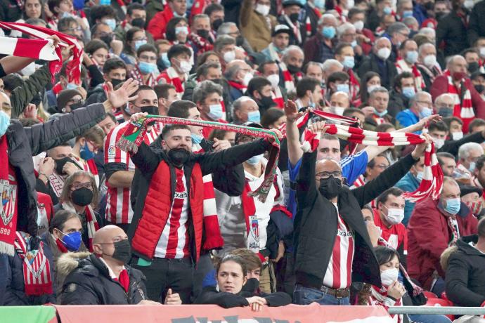 Aficionados del Athletic durante el partido de ida de las semifinales de Copa en San Mamés. El Athletic se juega esta noche estár presente en una nueva final