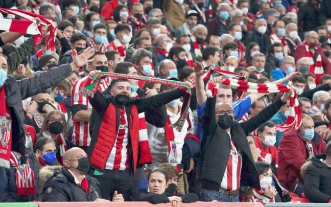 Aficionados del Athletic durante el partido de ida de las semifinales de Copa en San Mamés. El Athletic se juega esta noche estár presente en una nueva final