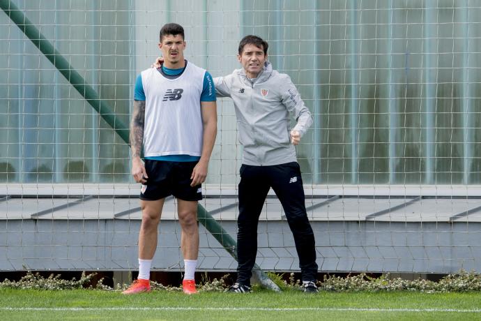 Ander Capa y Marcelino Garía Toral, en un entrenamiento en Lezama.