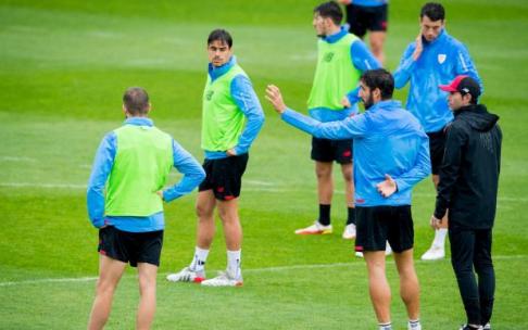 Iñigo Martínez entra en una citación con las novedades de Serrano y Ezkieta Iñigo Martínez entra en una citación con las novedades de Serrano y Ezkieta