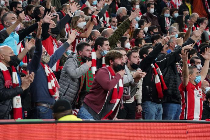 Aficionados del Athletic durante un partido disputado en San Mamés.