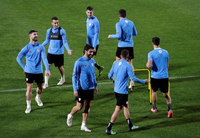 Los jugadores del Athletic completan la última sesión de entrenamiento antes de afrontar la final de la Supercopa.