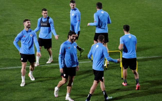 Los jugadores del Athletic completan la última sesión de entrenamiento antes de afrontar la final de la Supercopa.