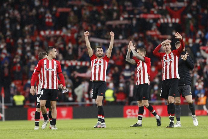 Los jugadores del Athletic celebran sobre el césped de San Mamés el pase a cuartos de final de Copa.