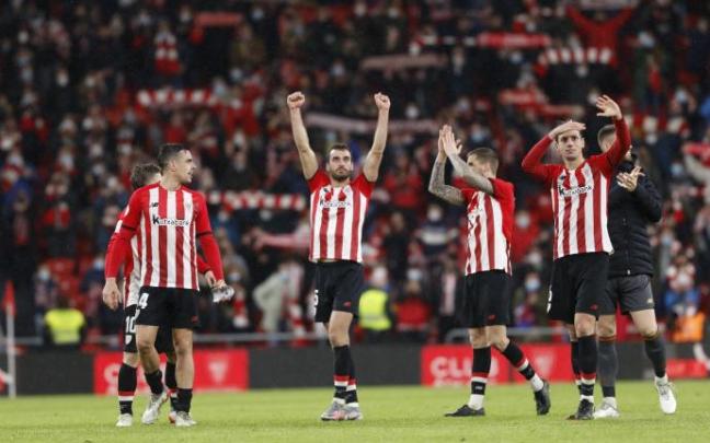 Los jugadores del Athletic celebran sobre el césped de San Mamés el pase a cuartos de final de Copa.