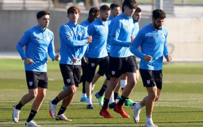 Jugadores del Athletic se ejercitan en Lezama.