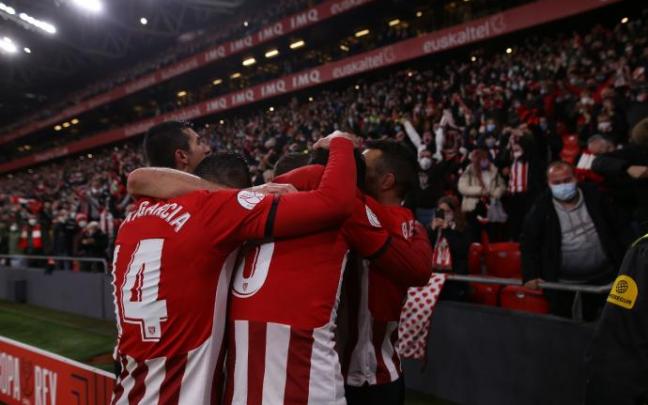 Los jugadores del Athletic celebran uno de los goles que le dieron la victoria ante el Barcelona.
