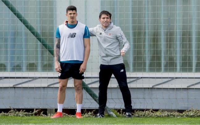 Ander Capa y Marcelino Garía Toral, en un entrenamiento en Lezama. Ander Capa y Marcelino Garía Toral, en un entrenamiento en Lezama.