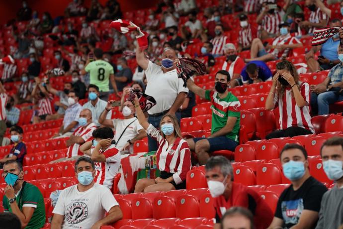 Aficionados del Athletic en San Mamés, en la vuelta del público al estadio.