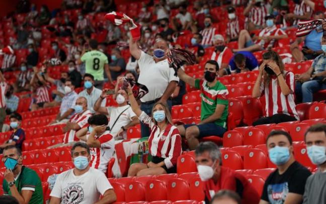 Aficionados del Athletic en San Mamés, en la vuelta del público al estadio.