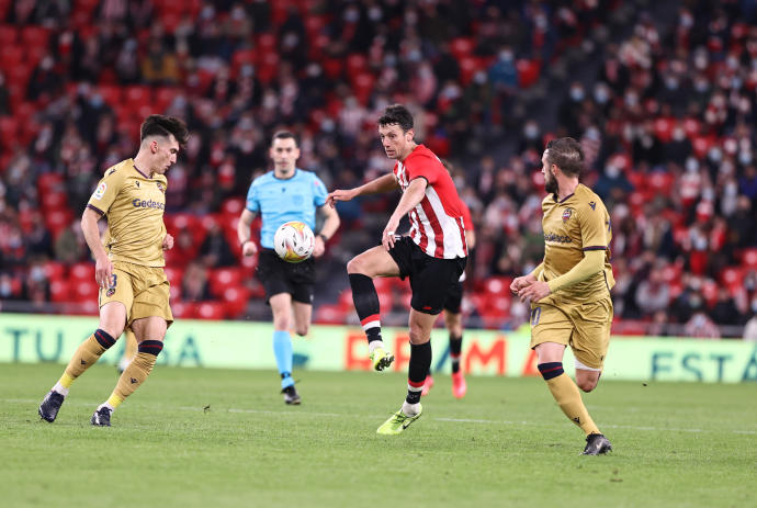 Mikel Vesga, autor del primer gol del Athletic ante el Levante, progresa ante los granotas Pepelu y Miramón