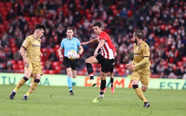 Mikel Vesga, autor del primer gol del Athletic ante el Levante, progresa ante los granotas Pepelu y Miramón