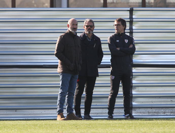 Rafa Alkorta, Aitor Elizegi y Josean Lekue, jefe de los servicios médicos del Athletic, en una imagen conjunta en Lezama