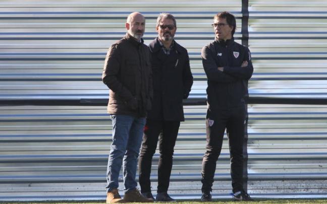 Rafa Alkorta, Aitor Elizegi y Josean Lekue, jefe de los servicios médicos del Athletic, en una imagen conjunta en Lezama Rafa Alkorta, Aitor Elizegi y Josean Lekue, jefe de los servicios médicos del Athletic, en una imagen conjunta en Lezama