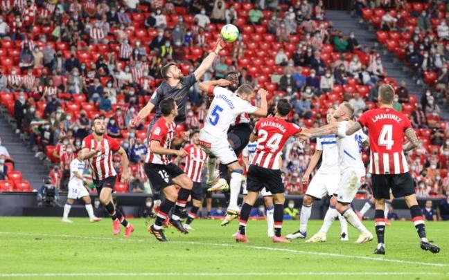 Unai Simón despeja un balón de puños en el derbi ante el Alavés de la primera vuelta