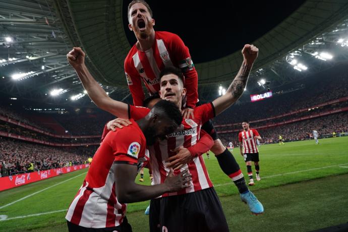 Iker Muniain, Iñaki Williams y Oihan Sancet celebran un gol esta temporada