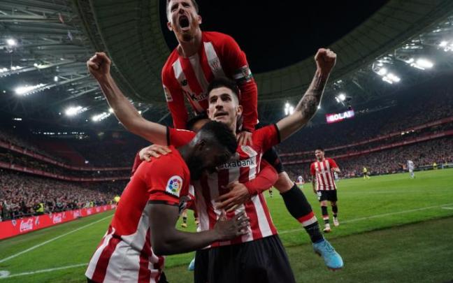 Iker Muniain, Iñaki Williams y Oihan Sancet celebran un gol esta temporada