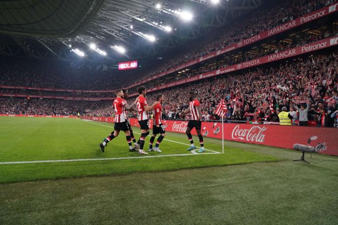 Los jugadores del Athletic celebran el penalti transformado por Iñaki Williams y que certificó el sábado la victoria de los leones sobre el Atlético de Madrid