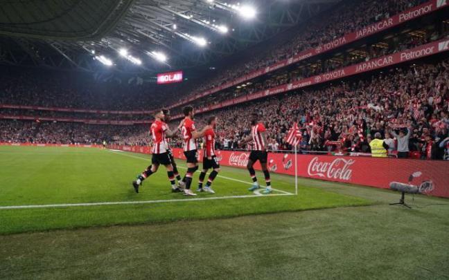 Los jugadores del Athletic celebran el penalti transformado por Iñaki Williams y que certificó el sábado la victoria de los leones sobre el Atlético de Madrid Los jugadores del Athletic celebran el penalti transformado por Iñaki Williams y que certificó el sábado la victoria de los leones sobre el Atlético de Madrid
