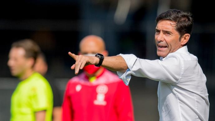 Marcelino García Toral da órdenes durante el partido ante el Celta.