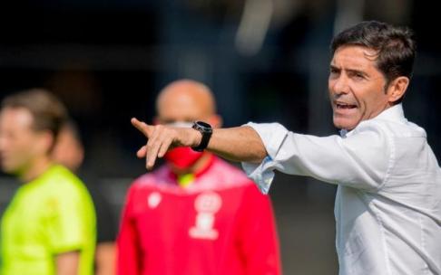 Marcelino García Toral da órdenes durante el partido ante el Celta. Marcelino García Toral da órdenes durante el partido ante el Celta.