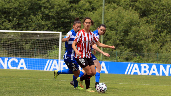 Ane Azkona controla un balón ante dos jugadoras del Deportivo.