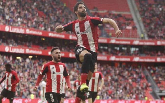 Imagen de la celebración de un gol de Raúl García ante el Granada, en el curso 2019-20, que sirvió para conseguir por última vez tres victorias seguidas en liga.