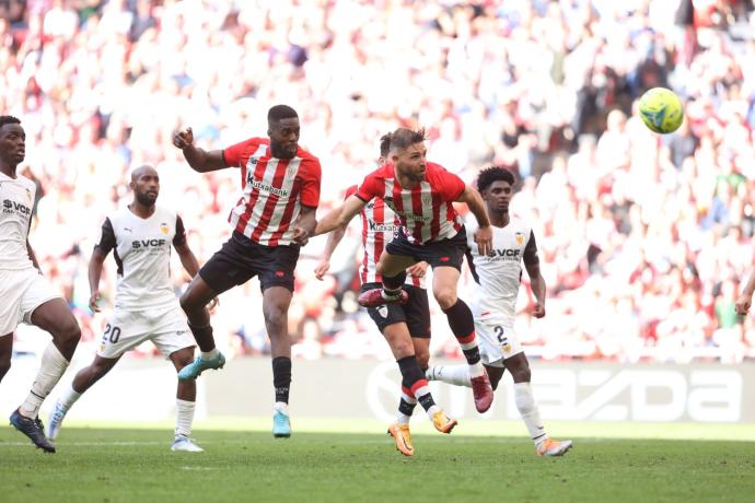 Iñaki Williams ejecuta el remate de cabeza que Mamardashvili, portero del Valencia, impidió que entrara en el fondo de la red