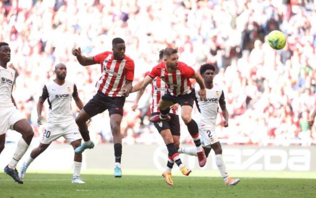 Iñaki Williams ejecuta el remate de cabeza que Mamardashvili, portero del Valencia, impidió que entrara en el fondo de la red