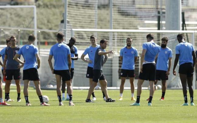 Marcelino da instrucciones a sus futbolistas durante el entrenamiento del jueves en Lezama. Marcelino da instrucciones a sus futbolistas durante el entrenamiento del jueves en Lezama.